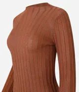 Suéter de punto de la marca Cortelle, con cuello redondo, mangas largas y diseño de rayas verticales texturizadas con hilos metalizados incorporados.