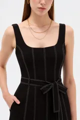 Vestido midi de lino color blanco con cuello cuadrado, sin mangas, detalle de pespuntes a contratono y cinturón con hebilla integrada en la cintura.