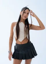 Top de crochet color beige, con diseño triangular tipo pañuelo y cuello halter.