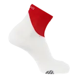 Medias deportivas tobilleras de running, color blanco con el empeine y talón en rojo, diseñadas con un tejido extrafino y transpirable.