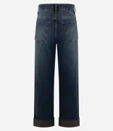 Pantalón de jean Marfinno de corte recto y cintura alta, confeccionado en algodón. Presenta un diseño con pretina con presillas, cierre tradicional con botón y cremallera, bolsillos funcionales y un distintivo ruedo con vuelta fija en tono contrastante.
