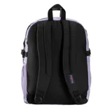 Mochila Jansport modelo Main Campus de color lila, con compartimentos múltiples, bolsillo frontal con cierre, detalle de parche romboidal en cuerina y correas de compresión laterales.