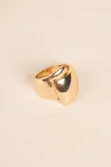 Anillo dorado con diseño geométrico.