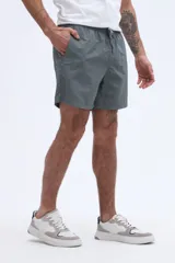 Short de baño liso azul marino, de corte clásico con cintura elástica y cordón ajustable.