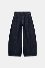 Jeans de tiro medio con diseño balloon fit, color azul oscuro, bolsillos laterales y costuras marcadas. Cuenta con cierre frontal.