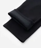 Pantalón de corte recto confeccionado en tejido de algodón, con cintura elástica ajustable mediante lazo y bolsillos laterales.