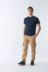 Pantalón cargo de hombre color verde militar, corte regular, con dos bolsillos laterales y logo bordado.