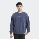 Buzo de cuello redondo Reef, color gris con efecto lavado, de corte holgado y mangas largas con puños acanalados. Presenta un pequeño logo bordado en el pecho.