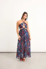 Vestido largo de gasa con estampado floral acuarelado en tonos azules y rojos, con escote halter, tiras regulables y detalles cut out en la cintura y el escote con apliques de cuentas.