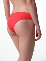 Bombacha tipo bikini de algodón canalé, con tiro medio y diseño minimalista.
