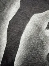 Buzo de punto negro con diseño estampado de siluetas humanas en gris difuminado, de cuello redondo y corte regular.