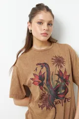 Remerón negro de tela lavada con estampa de serpiente, flores y la palabra 'nature'.