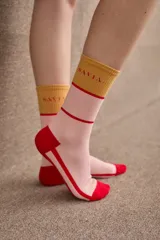 Medias de caña media con diseño color block en tonos rosado, rojo y mostaza. Presentan el logo de la marca bordado en la parte superior y puntera y talón reforzados en color rojo.