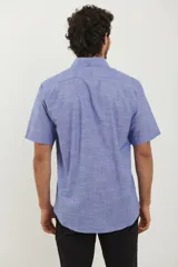 Camisa de manga corta color azul piedra melange, con cuello abotonado y cierre frontal con botones en contraste.
