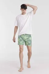 Short de baño azul con estampado de naranjas y hojas verdes.