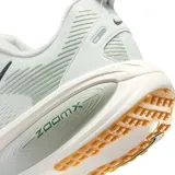 Championes de running Nike Vomero 18, color negro con detalles en rojo y amarillo, entresuela ZoomX blanca y suela negra.