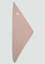 Pañuelo triangular de tejido de punto en color beige, con diseño ajustable mediante una abertura lateral.