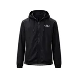 Campera New Balance Tracksite Woven de color negro con capucha, cierre frontal completo y bolsillos laterales. Presenta detalles de líneas blancas en los laterales y el logo reflectante de la marca en el pecho.