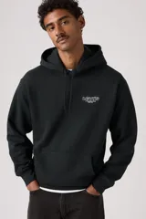Hoodie Levi's de color negro con capucha ajustable con cordones, bolsillo tipo canguro y estampado gráfico en el pecho con el logotipo de la marca.