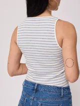 Musculosa blanca a rayas horizontales azules, de corte ajustado y breteles anchos.