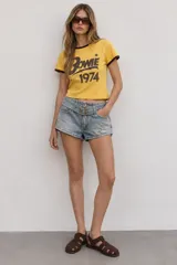 Short de jean estilo vintage, de tiro bajo con efecto desgastado, detalles rotos y cinturón incorporado con hebilla metálica.