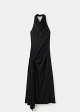 Vestido largo negro de corte slim, con cuello drapeado, sin mangas y detalle de fruncido lateral con caída de tela en la cadera.