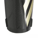 Canilleras de fútbol Adidas Tiro negras con detalles dorados y logo de la marca en blanco. Incluyen bandas elásticas ajustables con velcro.