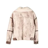 Campera estilo aviador con exterior de efecto gamuzado en tono beige y detalles en cuero sintético marrón. Cuenta con interior y solapas de piel sintética en color crema, cierre frontal cruzado y bolsillos laterales.