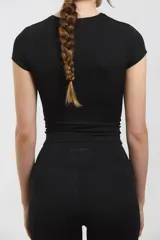 Remera tipo baby tee de calce ajustado al cuerpo, con escote redondo clásico y mangas cortas. Confeccionada en tejido ultra liviano y suave con compresión media.