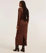 Vestido midi marrón con cuello alto y mangas largas. Presenta un detalle de encaje en la parte trasera y una faja de terciopelo en la cintura.