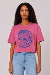 Remera de algodón de manga corta y corte holgado, con cuello redondo y diseño estampado en el frente de temática marina en color azul.