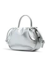 Bolso de mano plateado con efecto cuero, diseño fruncido tipo globo (balloon) y cordones ajustables laterales. Posee asa superior y correa ajustable extraíble.