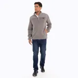 Campera polar gris jaspeado con cuello alto y cierre frontal completo. Tiene paneles lisos en contraste en la parte superior del pecho y la espalda.