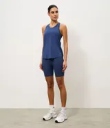 Bermuda deportiva azul de tejido acanalado seamless con cintura elástica alta y calce ajustado.