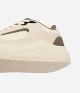 Championes de hombre Renner modelo Street, color beige con detalles en marrón y negro. Presentan un diseño robusto con suela voluminosa, recortes texturizados y cierre de cordones.