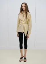 Camisa cruzada de manga larga con lazos para atar en la cintura y cuello camisero, con sutiles rayas verticales.