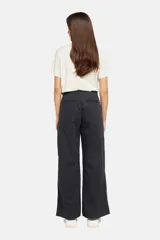 Pantalón de corte chino con diseño de pierna ancha y tiro medio. Presenta cierre frontal con botón y cremallera, trabillas para cinturón y bolsillos laterales.