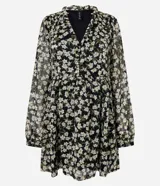 Vestido corto de chiffon negro con estampado de flores blancas y amarillas, escote en V, mangas largas abullonadas y volados en el busto.