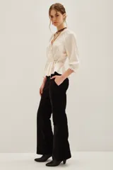 Pantalón de corte oxford confeccionado en velvet de algodón, con cierre frontal oculto, gancho metálico y botón interno. Presenta bolsillos diagonales, bolsillo ojal en la parte trasera y presillas en la cintura.