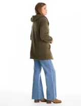 Cardigan de textura tipo corderito, color blanco, con diseño abierto sin botones, capucha amplia y mangas largas con puños de rib elástico. Cuenta con bolsillos delanteros de corte diagonal.