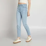 Pantalón de jean celeste claro, corte slim, tiro alto y largo al tobillo.