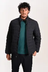 Campera acolchada de hombre, color negro, con diseño matelaseado horizontal, cuello alto y cierre frontal completo. Cuenta con bolsillos laterales y calce entallado.