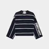 Suéter de punto calado con perforaciones transpirables, de color azul marino con rayas horizontales blancas. Tiene diseño holgado, cuello redondo y mangas amplias con hombros caídos que incluyen el logo de la marca tejido en la manga.
