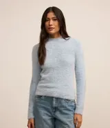 Suéter celeste de punto peluche con cuello alto y mangas largas.