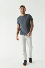 Remera de algodón de corte regular, con cuello redondo, manga corta y logo bordado en el pecho.