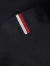 Americana de traje con botonadura sencilla, confeccionada en viscosa elástica. Presenta solapas con muescas, cierre de un botón, dos bolsillos con solapa en la cintura, puños con cuatro botones y abertura trasera. El diseño es totalmente forrado y de corte clásico.