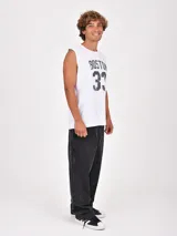 Musculosa negra con cuello redondo y sisas amplias. Estampado frontal con texto en blanco que incluye "GEORGIA", "USA", "SINCE 1998" y "UNITED STATES OF AMERICA BEST EVER".