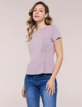 Remera básica de manga corta y cuello redondo, color beige, con detalle de alforzas verticales en el frente que aportan estructura.
