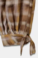 Pantalón bombacho de tiro bajo, con estampado a cuadros en tonos marrones y amarillos. Presenta bolsillos laterales ocultos y bajo acabado en lazada ajustable.