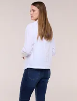 Blazer de lino, rayón y algodón color blanco, de silueta semi holgada y estructura relajada. Cuenta con cuello solapa, escote en V profundo, cierre frontal con un único botón central y mangas largas. Incluye bolsillos simulados con solapa en broderie calado.